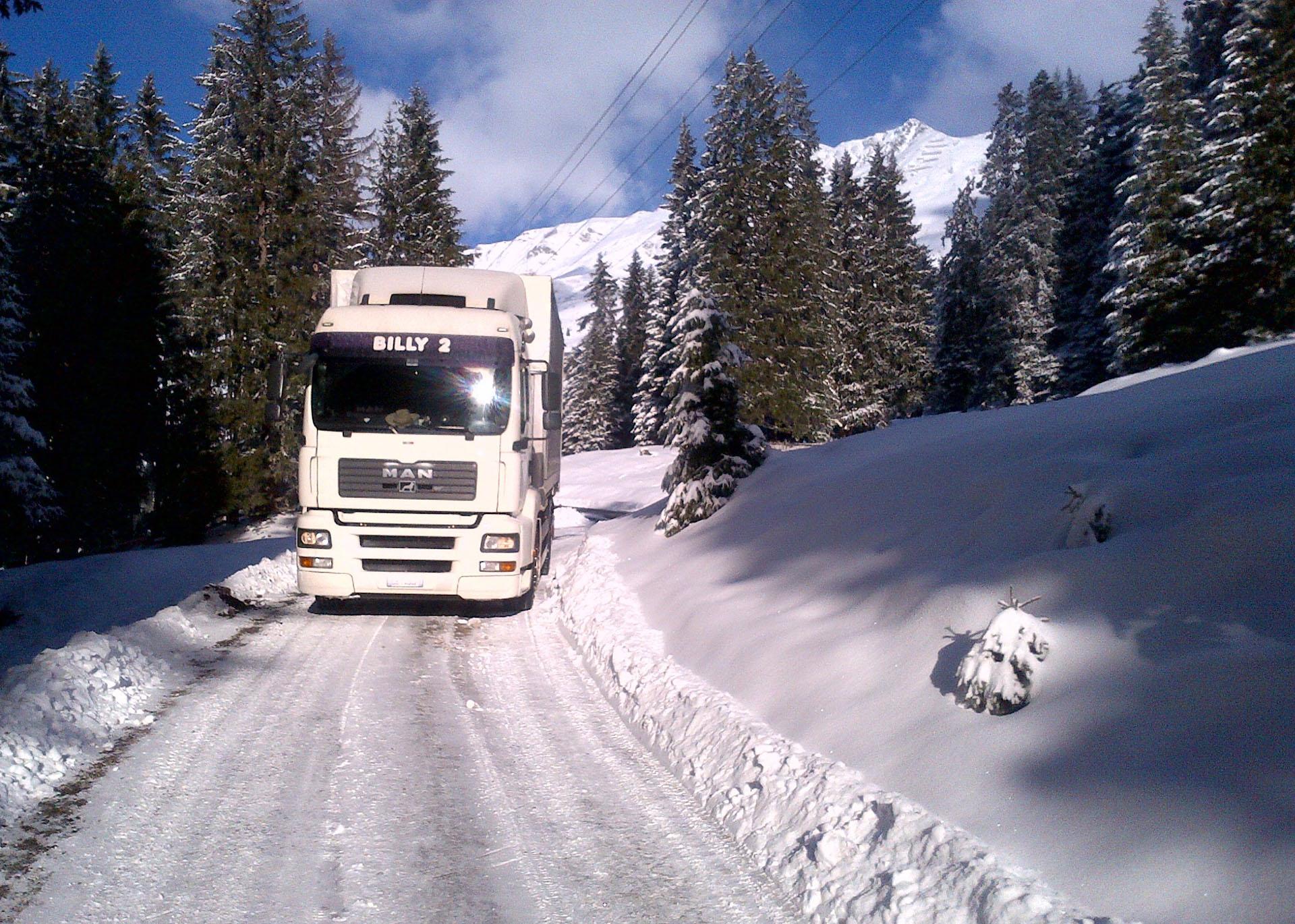 speziale autotrasporti camion strada neve